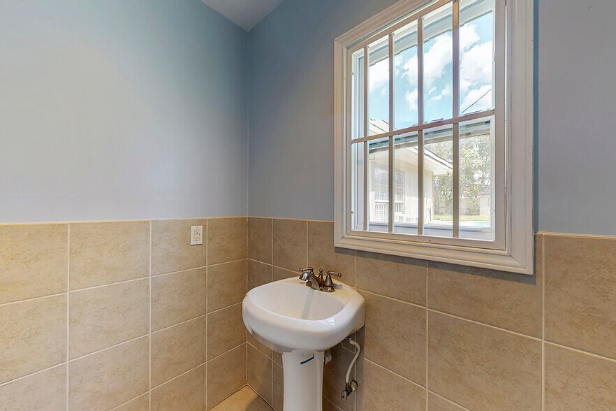 More Photos Of 5710 Edgemoor Dr, Houston Specialty For Sale