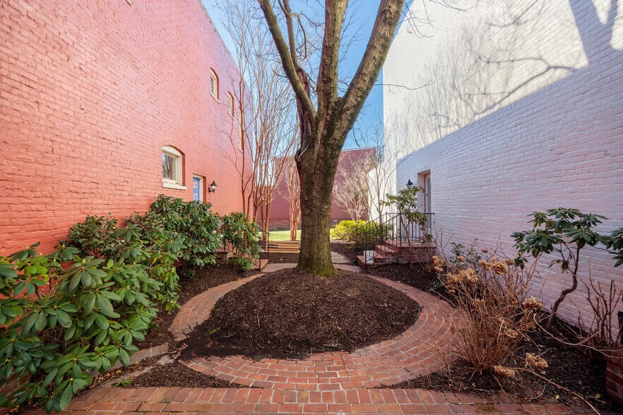 More Photos Of 1431 W Main St, Richmond Office For Lease