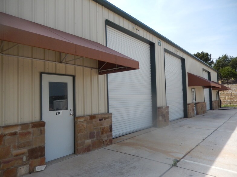 More Photos Of 4819 R O Dr, Spicewood Warehouse For Lease