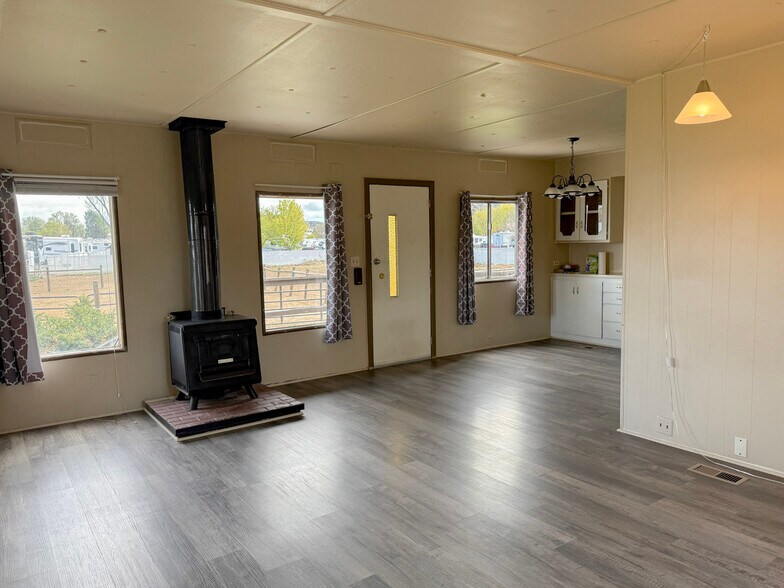 More Photos Of 972 S Main St, Prineville Flex For Sale