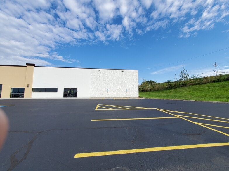 More Photos Of 1920 Edinboro Rd, Erie Flex For Lease