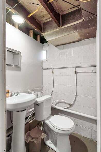 More Photos Of 565 S Meridian Rd, Youngstown Freestanding For Sale