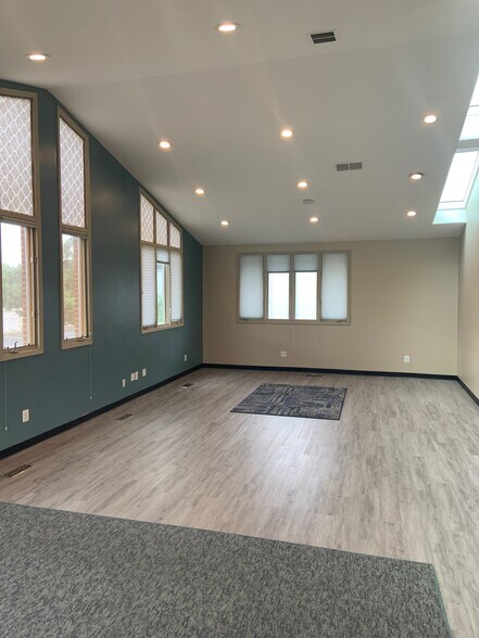 More Photos Of 1640 Axtell Dr, Troy Medical For Lease