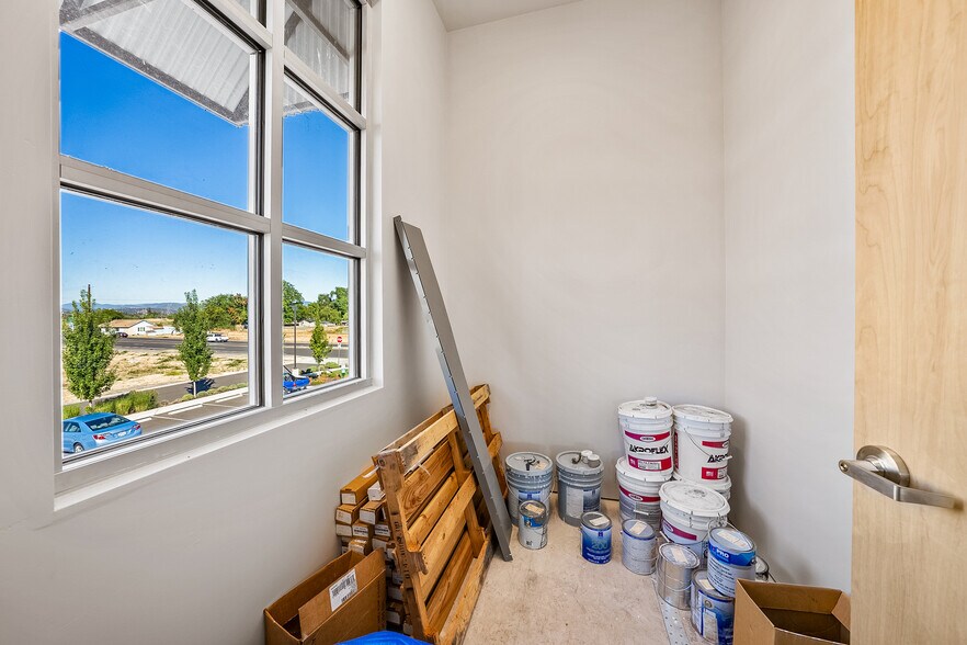 More Photos Of 4801 Biddle Rd, Central Point Office For Lease