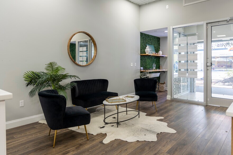 More Photos Of 1433 Main St, Sarasota Storefront For Lease
