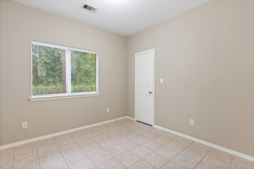 More Photos Of 9104 N Green River Dr, Houston Specialty For Sale