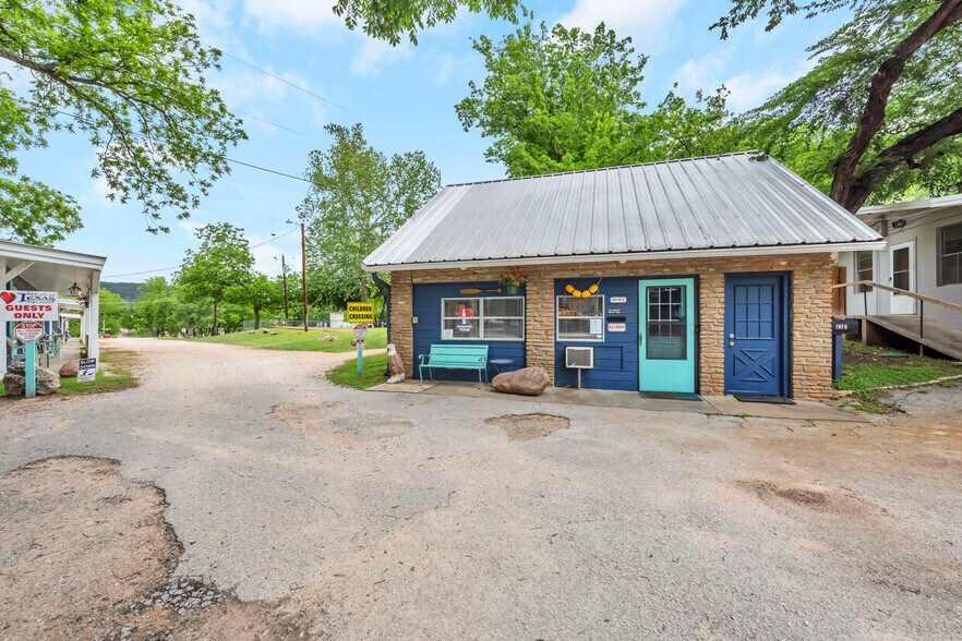 More Photos Of 408 Clen Oak Pkwy, Burnet Hospitality For Sale