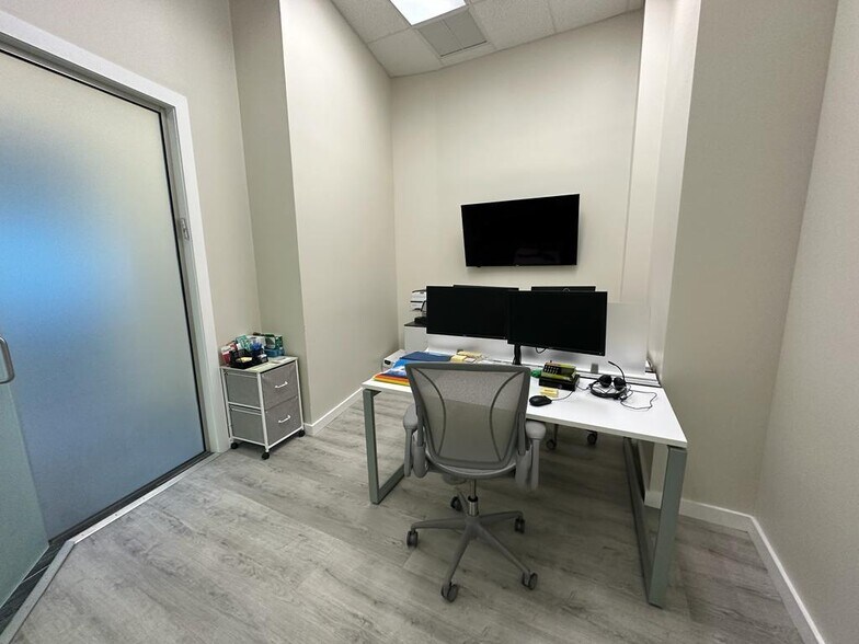 More Photos Of 423-425 NW 10th Ter, Hallandale Beach Light Manufacturing For Lease