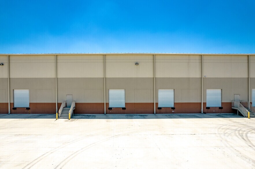 More Photos Of 1310 Cornerway Blvd, San Antonio Distribution For Lease