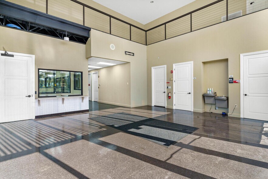 More Photos Of 1904 Thomas Ave, Leesburg Office For Sale