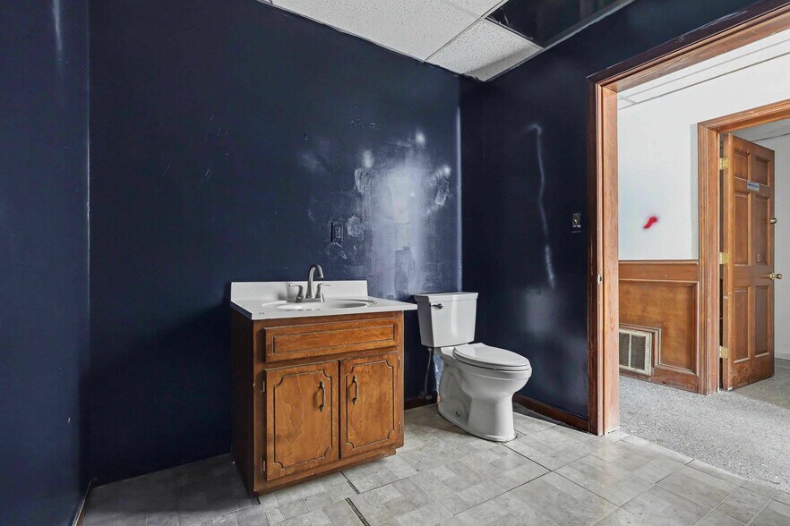 More Photos Of 1445 Cleveland Ave, East Point Showroom For Sale