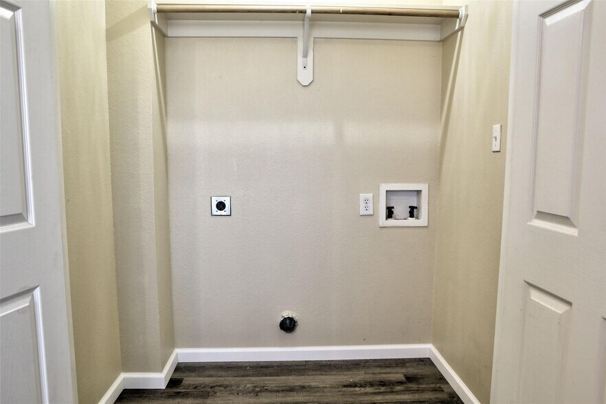 More Photos Of 141 Lindas Creek Ln, Weatherford Multifamily For Sale