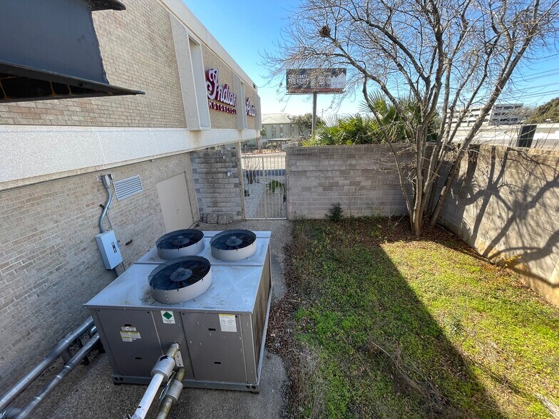 More Photos Of 2401 S Interstate 35, Austin Freestanding For Sale