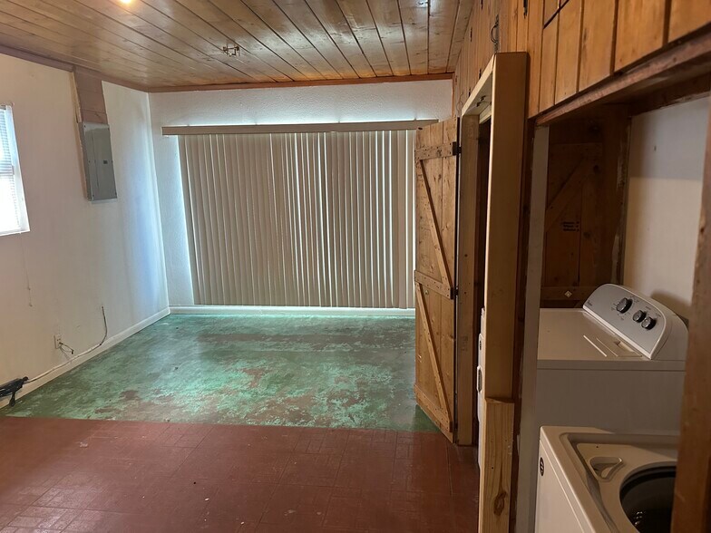 More Photos Of 3111 26th St W, Bradenton Flex For Sale