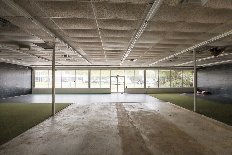 More Photos Of 1947 N Main St, Gainesville Freestanding For Sale