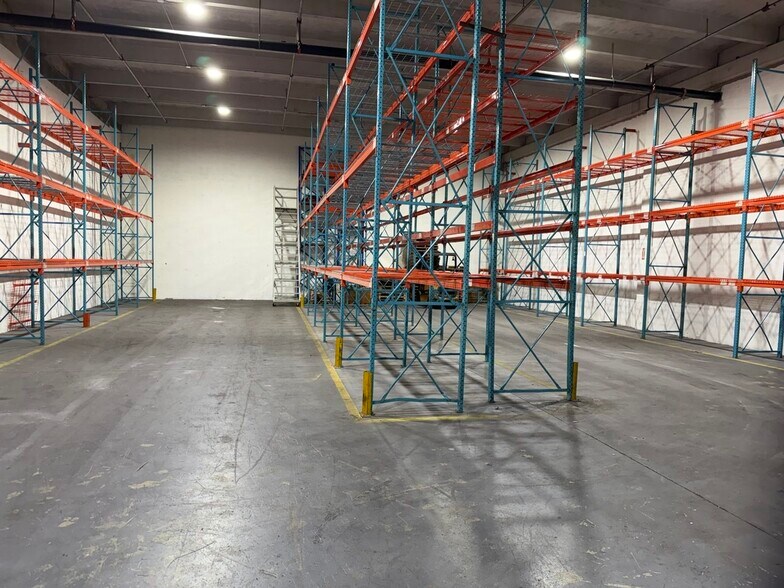 More Photos Of 2740-2764 NW 112th Ave, Doral Warehouse For Lease