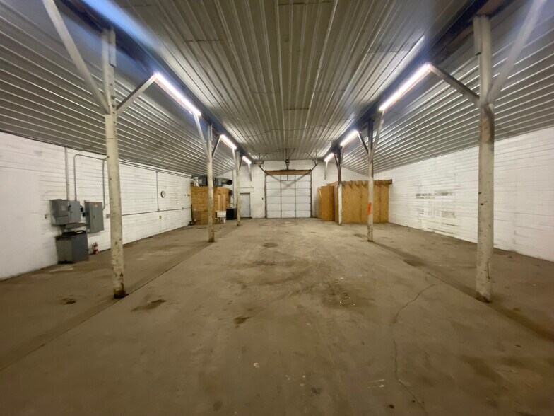 More Photos Of 1113 Monroe St, Fort Calhoun Warehouse For Lease