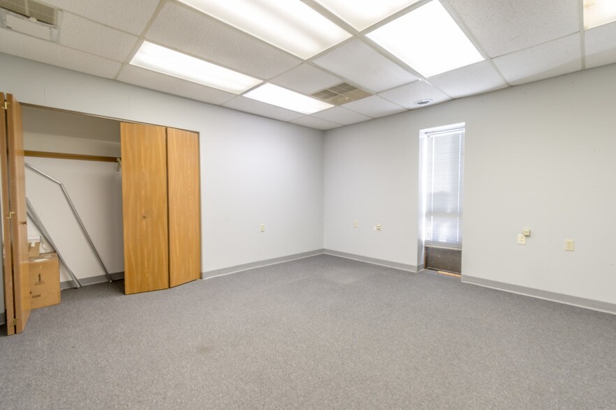 More Photos Of 6886 Wishart St, Huntsville Light Distribution For Lease