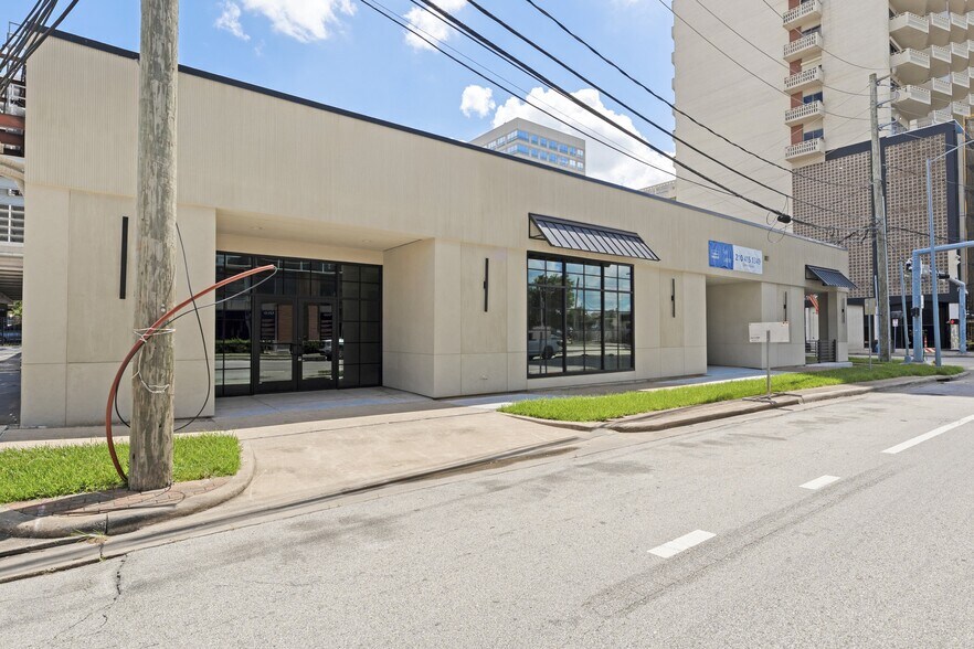 More Photos Of 2020 Travis St, Houston Freestanding For Lease