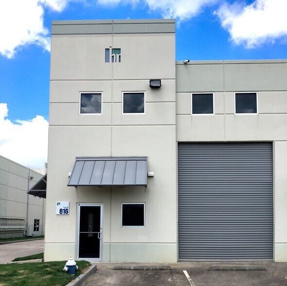 More Photos Of 5750 N Sam Houston Pky E, Houston Warehouse For Lease