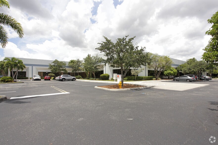 More Photos Of 5001-5035 N Hiatus Rd, Sunrise Warehouse For Lease