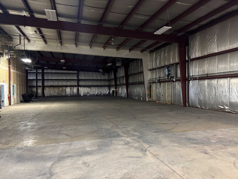 More Photos Of 937 E 53rd St, Davenport Warehouse For Lease