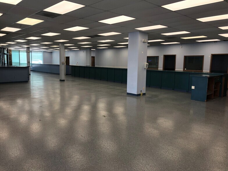 More Photos Of 345 E Indian Trl, Aurora Unknown For Lease