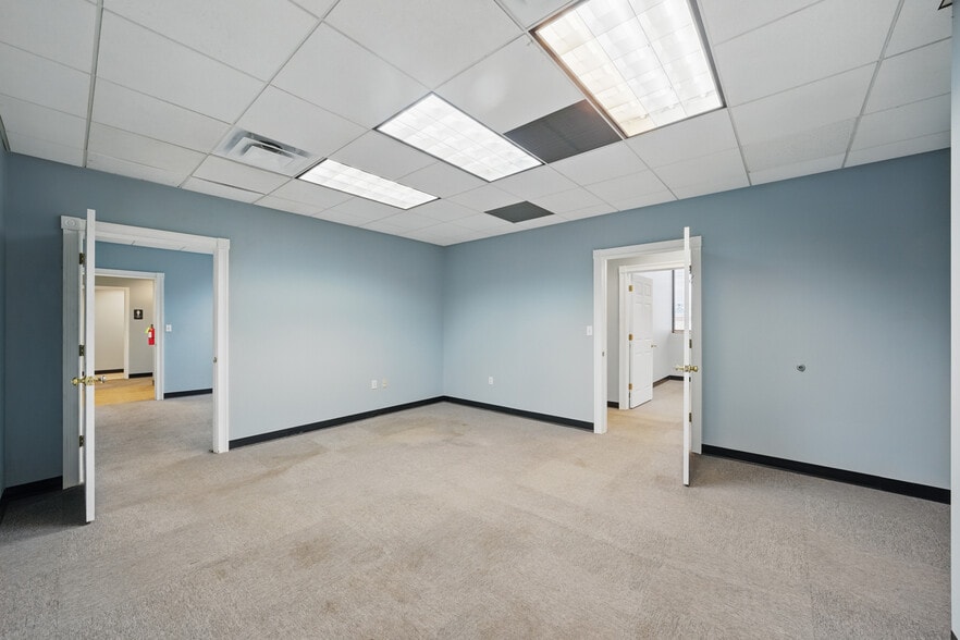 More Photos Of 9552 York Alpha Dr, North Royalton Service For Sale