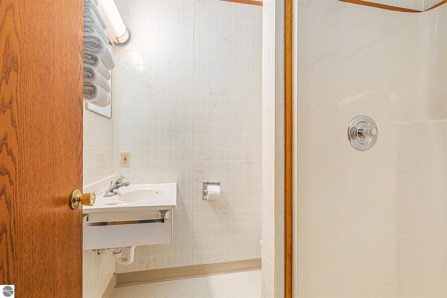 More Photos Of 519 Lake St, Frankfort Hotel For Sale