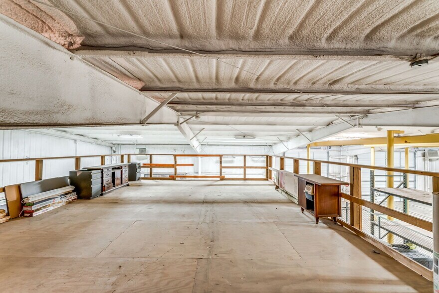 More Photos Of 3997 N US Highway 287, Alvord Warehouse For Lease