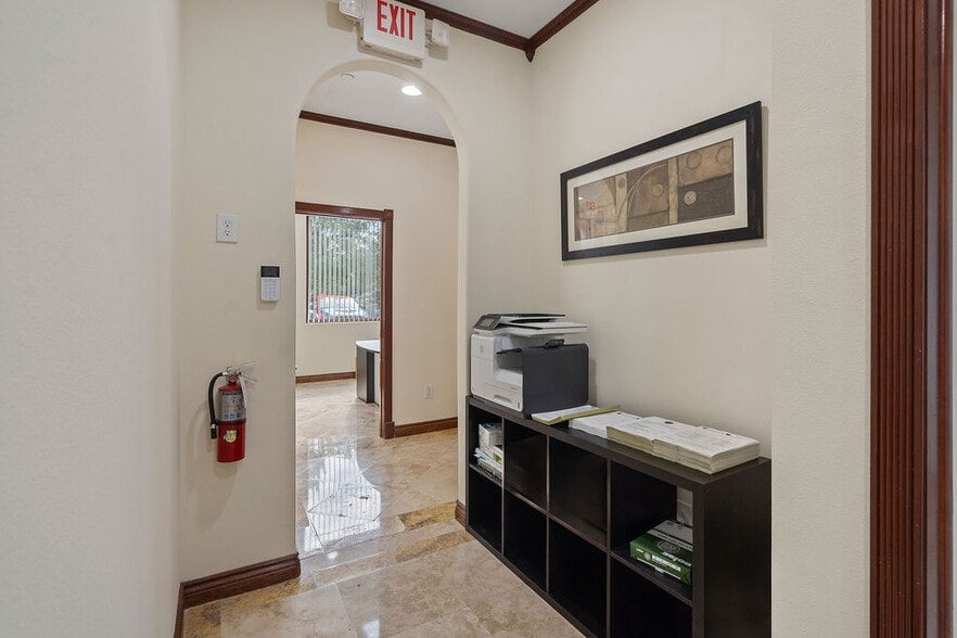 More Photos Of 7901 Kingspointe Pky, Orlando Showroom For Sale
