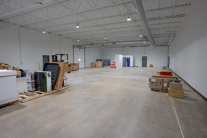 More Photos Of 6798-6816 Big Beaver Blvd, Beaver Falls Light Manufacturing For Lease
