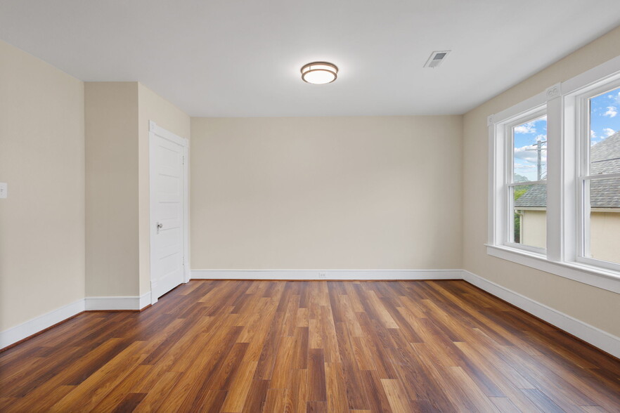 More Photos Of 8519 Chestnut Ave, Bowie Storefront For Sale