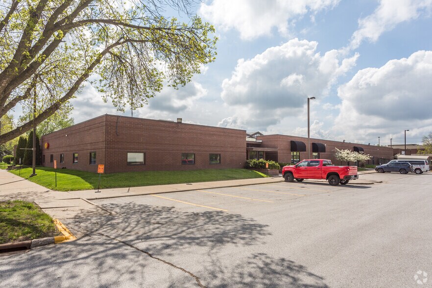 More Photos Of 5800 Merle Hay Rd, Johnston Unknown For Lease