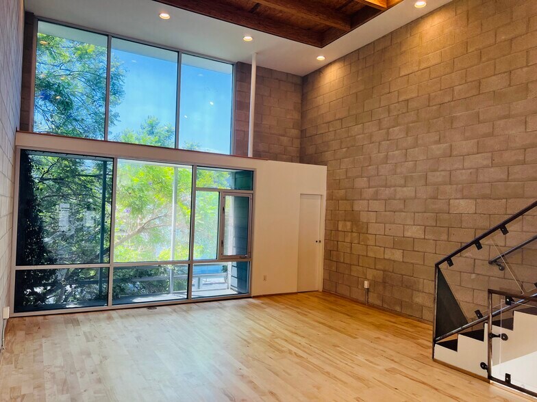 More Photos Of 6615-6621 Melrose Ave, Los Angeles Loft Creative Space For Lease