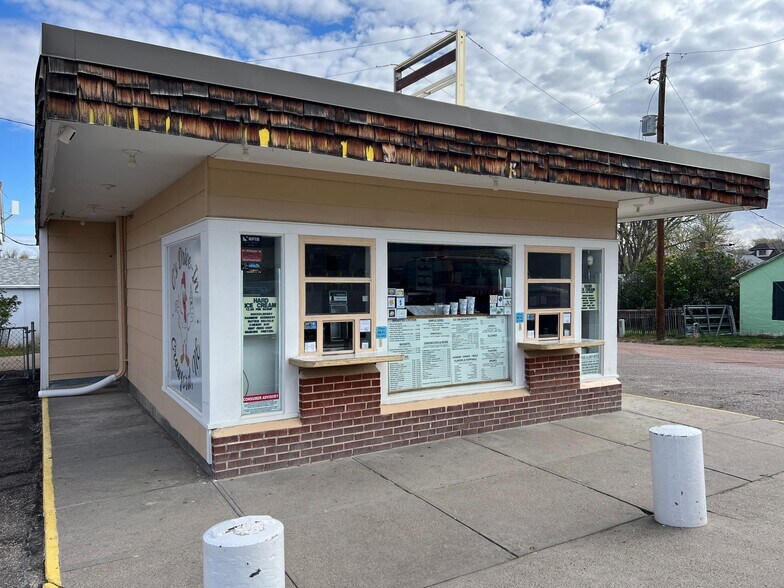 Primary Photo Of 112 McPherson St, Crawford Restaurant For Sale