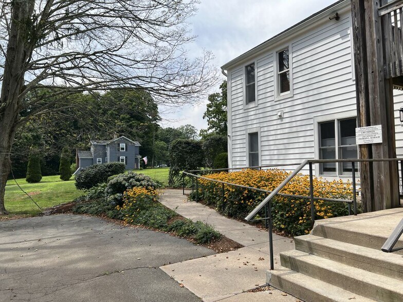 More Photos Of 588 Boston Post Rd, Madison Office For Lease