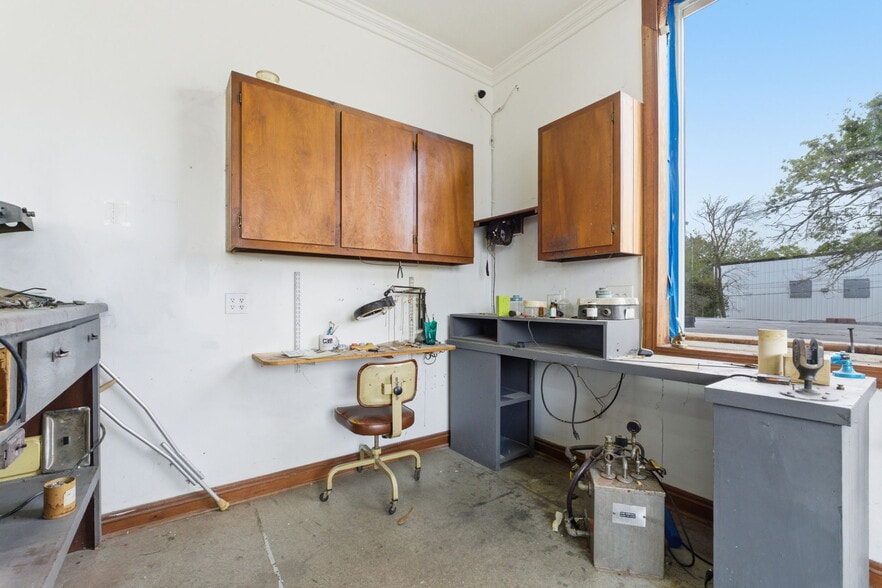 More Photos Of 2122 S Glenstone Ave, Springfield Freestanding For Sale