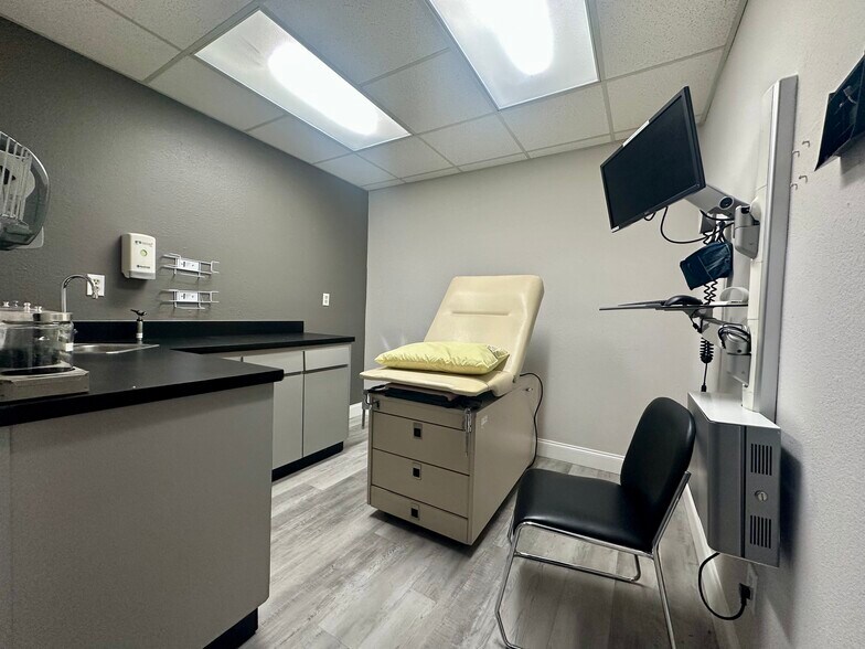 More Photos Of 7108 N Nebraska Ave, Tampa Medical For Sale