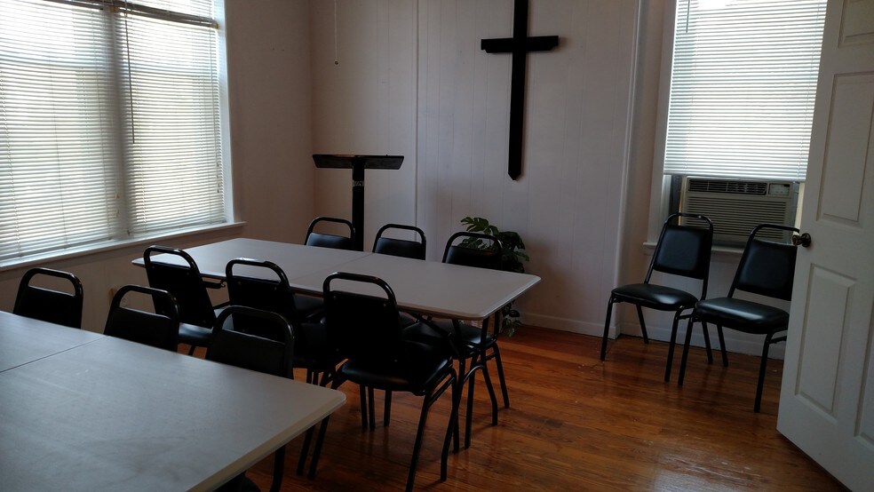 More Photos Of 8464 Lackland Rd, Saint Louis Religious Facility For Sale
