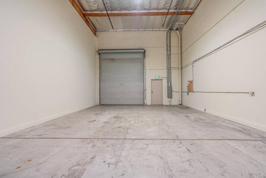 More Photos Of 4572 Telephone Rd, Ventura Warehouse For Lease