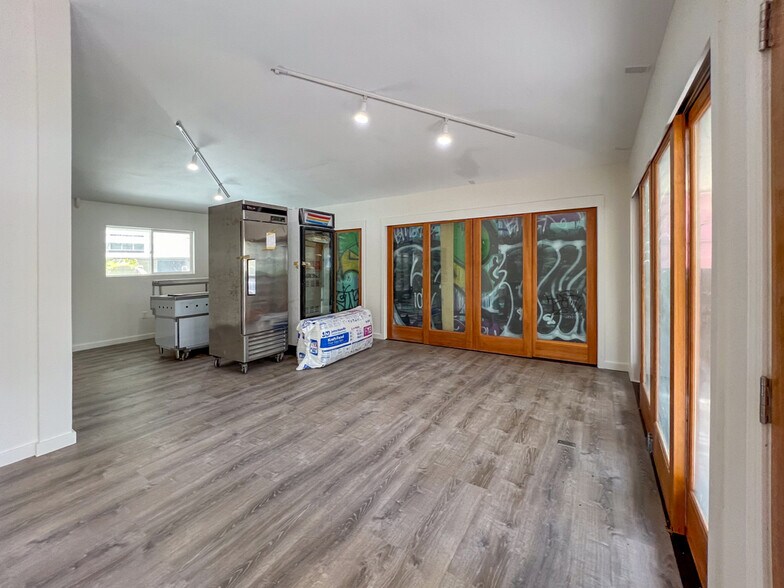 More Photos Of 2443 Prince Edward St, Honolulu Restaurant For Lease