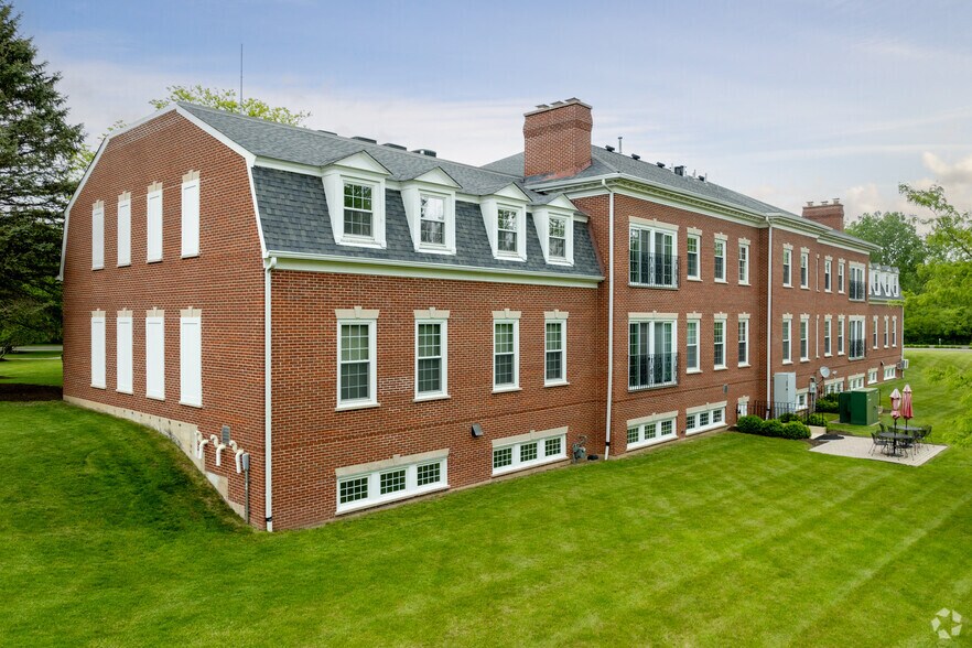 More Photos Of 3880 Salem Lake Dr, Long Grove Office For Sale