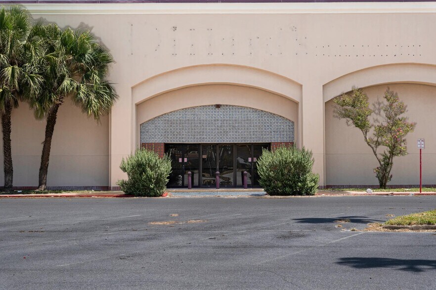 More Photos Of 2000 S Expressway 83, Harlingen Department Store For Lease