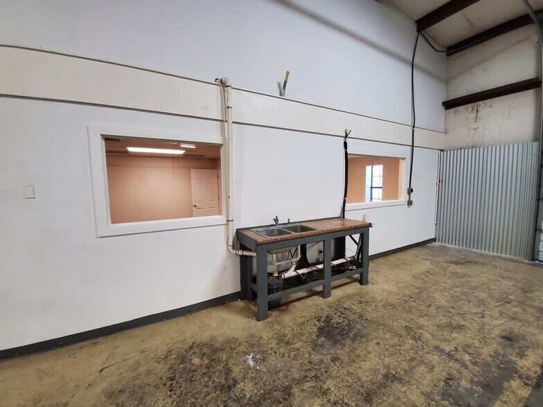 More Photos Of 5930 Lookout Bnd, San Antonio Warehouse For Lease