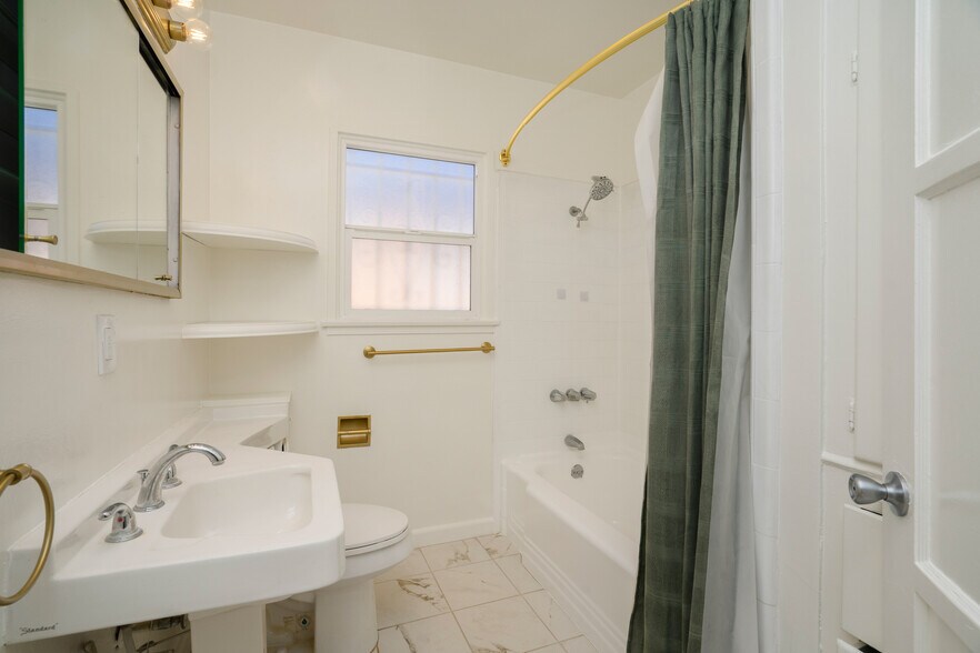 More Photos Of 5918 S Fairfax Ave, Los Angeles Apartments For Sale