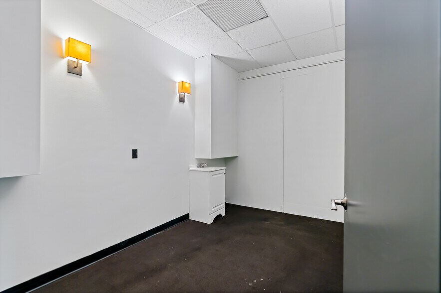 More Photos Of 2501 Racquet Ln, Yakima Health Club For Lease