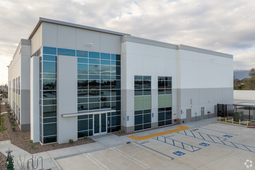 Primary Photo Of 16726 Slover Ave, Fontana Warehouse For Lease