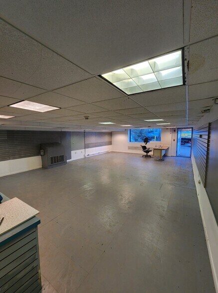 More Photos Of 62 Middlesex Tpke, Burlington Freestanding For Sale