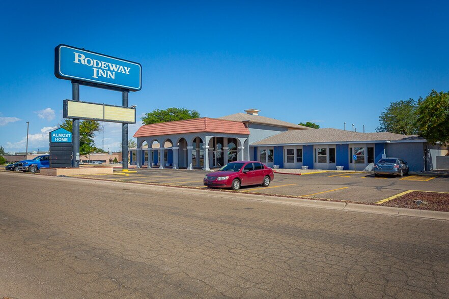 Primary Photo Of 2803 W 2nd St, Roswell Hotel For Sale